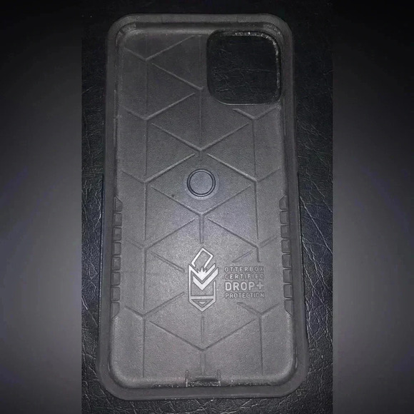 11 Pro max OtterBox case and clear Amazon case - Picture 2 of 10